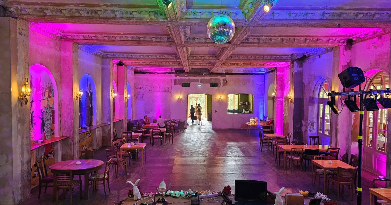 Festsaal mit Ambientebeleuchtung und Tischanordnung für eine Veranstaltung in Leipzig