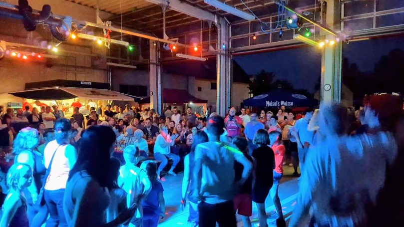 Party mit DJ Ronny LE. Feuerwehrball Wiederitzsch Größere Menschenmenge beim Feuerwehrball Wiederitzsch mit DJ Ronny LE.
