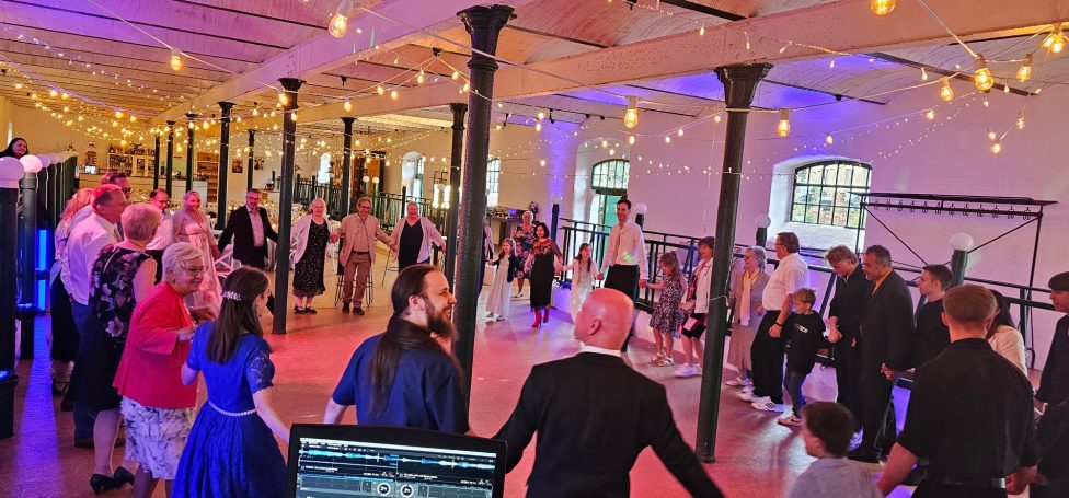 Hochzeit mit DJ Ronny LE. Rittergut Ermlitz Feiernde Leute beim Sirtaki im Rittergut Ermlitz mit DJ Ronny LE.