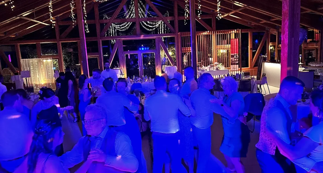 Tanzende Menschen in einem festlichen Ambiente, blau beleuchteten Raum mit Dekoration in Leipzig.