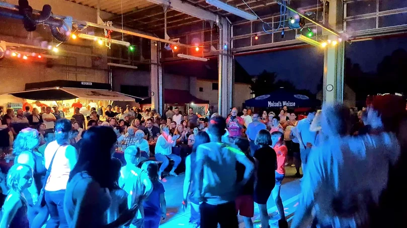 Größere Menschenmenge beim Feuerwehrball Wiederitzsch mit DJ Ronny LE.