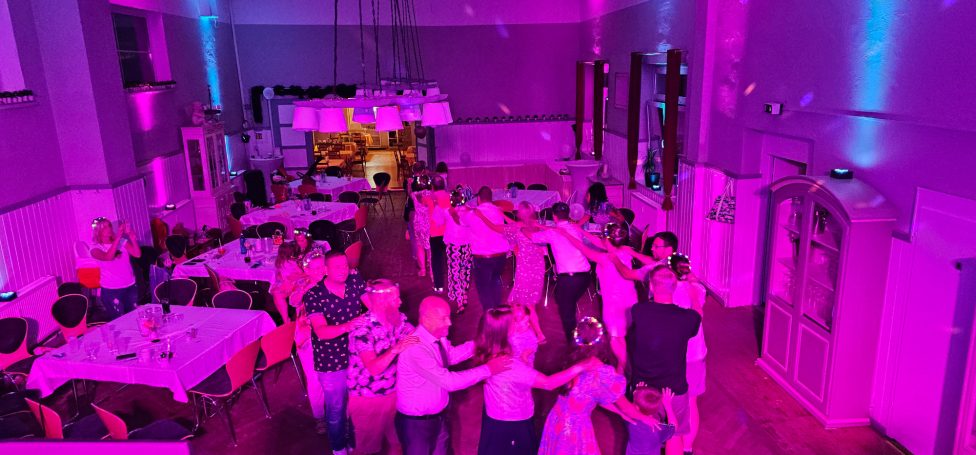 Spaß im Gutshof Hädicke mit DJ Ronny LE. Feiernde Menschen bei einer Polonäse mit DJ Ronny LE im Gutshof Hädicke