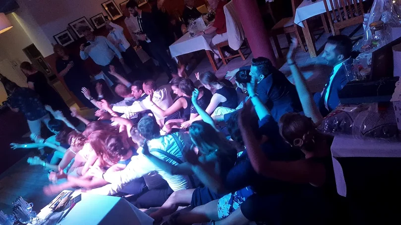 Partyexstase einer Gesellschaft im Noahs Zwenkau