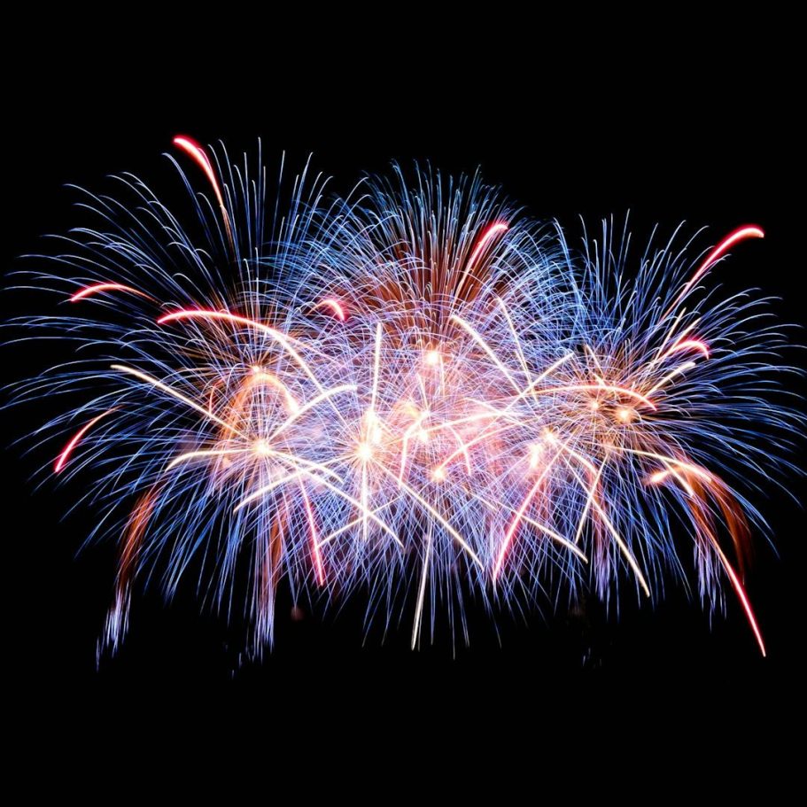 Bunte Feuerwerke leuchten am Nachthimmel in verschiedenen Farben.