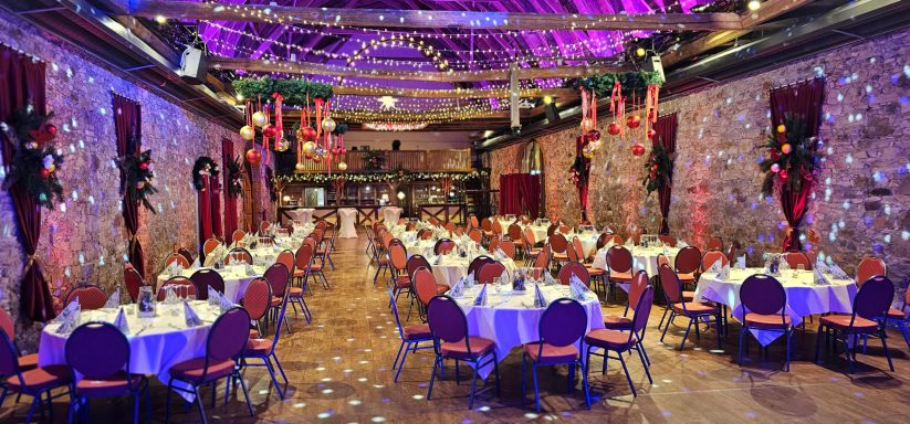 Elegantes Restaurant mit festlich gedeckten Tischen und romantischer Beleuchtung.