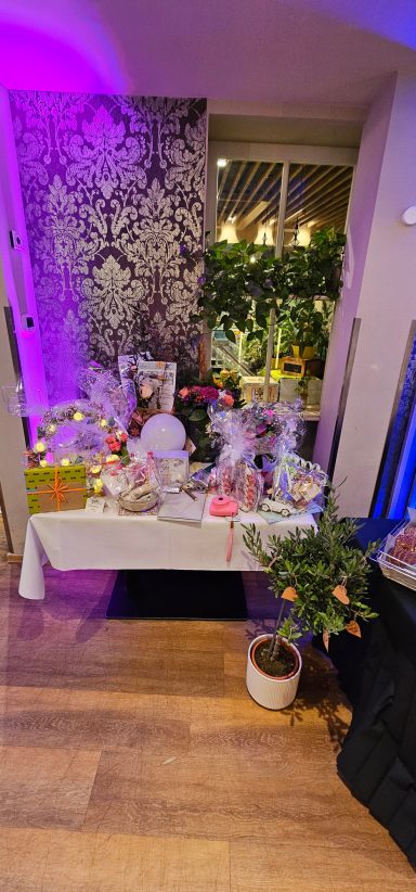 Bunte Dekoration mit Pflanzen, Rahmen und Figuren, in warmem Licht.