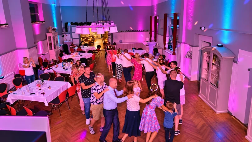 Feiernde Menschen bei einer Polonäse mit DJ Ronny LE im Gutshof Hädicke